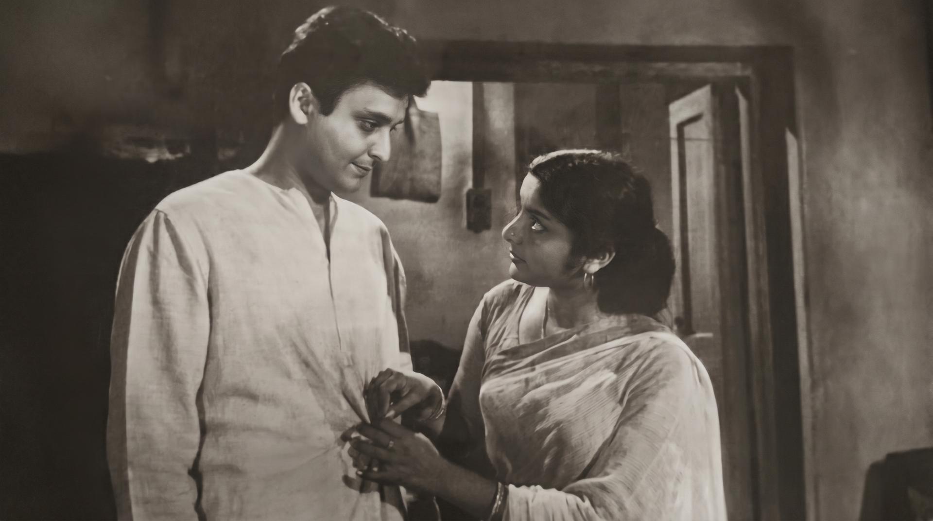 Lily Chakraborty with Soumitra Chattopadhyay in 'Kanch Kata Hirey'